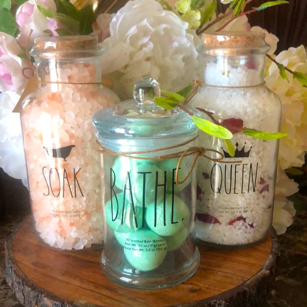 RAE DUNN DELUXE  BATH SET FOR A QUEEN. 3 PCS.